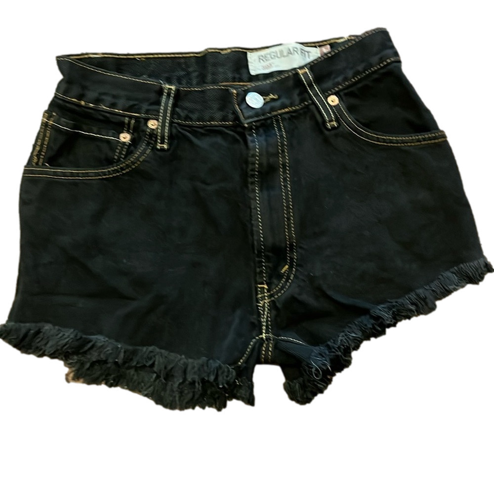 Levi’s black distressed Jean shorts, size 2 🔵